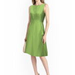 Kleid mit diagonalem Relief