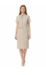 Kleid mit verlängertem Kragen