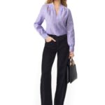 Bluse mit Falten an der Schulter