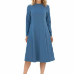 Kleid mit vertikalen Reliefen